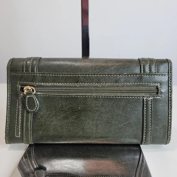 Liz Claiborne Green Faux Leather Trifold Front Snap Button Wallet - Picture 2 of 14